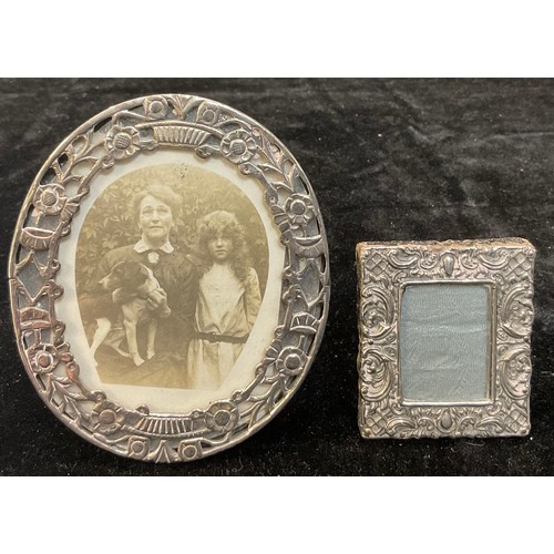 245 - A small Edwardian silver easel photograph frame, Birmingham 1902; a Continental silver oval photogra... 