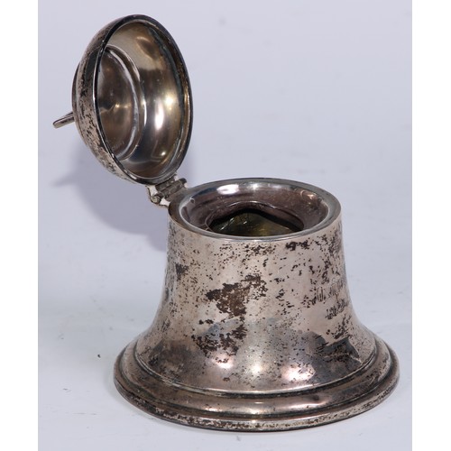 260 - A George V silver novelty inkwell, as a bell, hinged cover, 8.5cm high, A & J Zimmermann, Birmingham... 