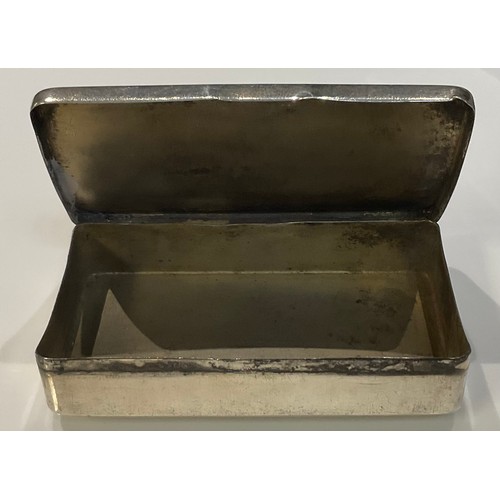 265 - A George V silver curved rounded rectangular snuff box, Birmingham 1912