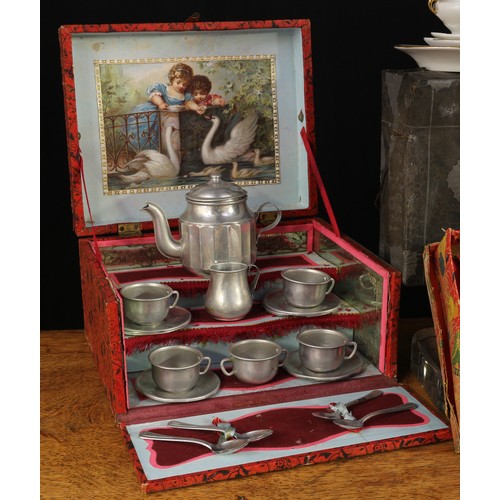 2258 - Juvenalia and Memories of Childhood - a 1930's 'Royal Series' tea service for the little hostess, tr... 