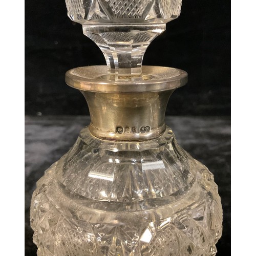 876 - A George V clear glass hobnail cut inverted baluster scent bottle, drop in prismatic stopper, silver... 