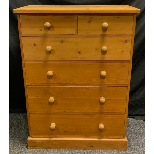 308 - A 20th century pine chest of drawers, two short over four graduated long drawers, turned handles, 12... 