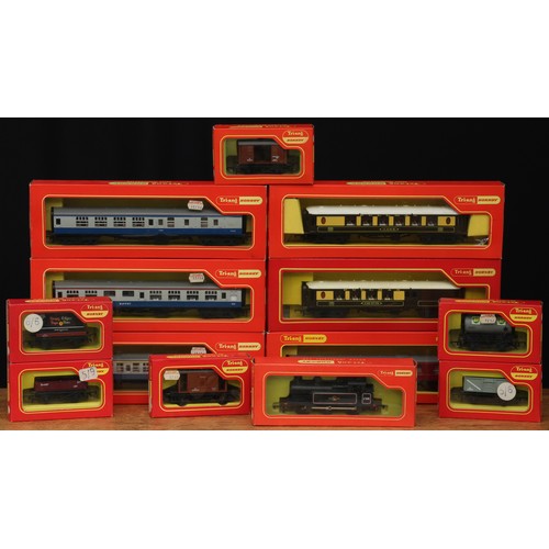 2353 - A collection of Tri-ang Hornby OO Gauge, comprising R259S B.R. 4-6-2 'Britannia' locomotive and R35 ... 