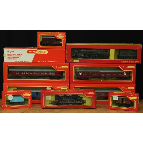 2353 - A collection of Tri-ang Hornby OO Gauge, comprising R259S B.R. 4-6-2 'Britannia' locomotive and R35 ... 