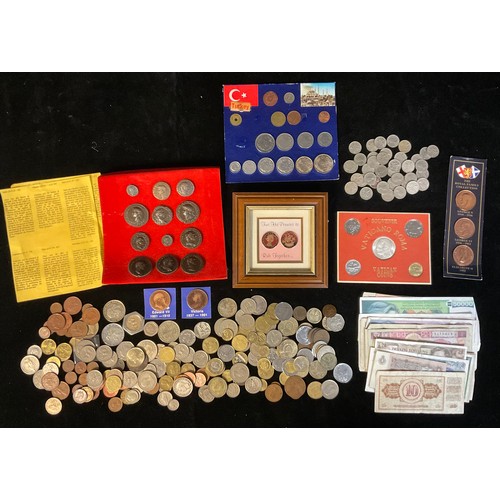 1025 - A collection of British and world coins and banknotes, mostly base metal, some silver (quantity)