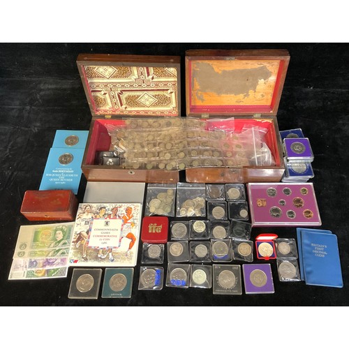 1024 - Coins, including large quantity of circulated silver threepence coins, along with other well-circula... 