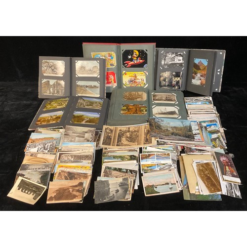 1034 - Postcards - a quantity of early 20th century and later British and world postcards, loose and in alb... 