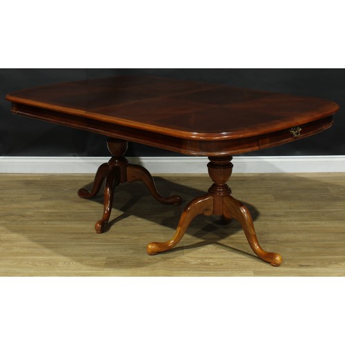 405 - A contemporary George III style extending dining table, 74.5cm high, 175cm extending to 251.5cm long... 