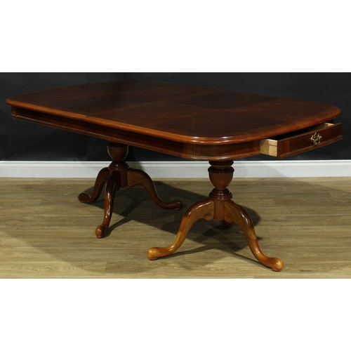 405 - A contemporary George III style extending dining table, 74.5cm high, 175cm extending to 251.5cm long... 