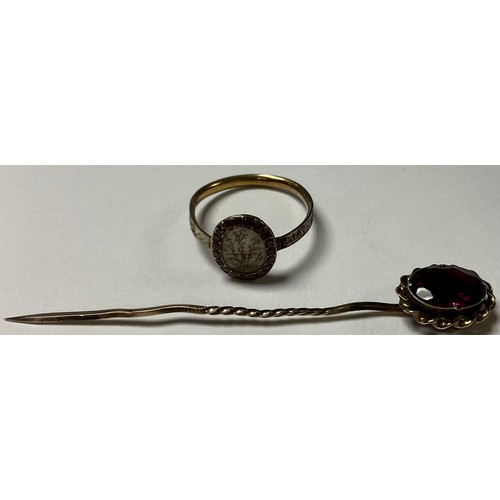 1180 - An 18th century gold mourning ring, unmarked, the shank inscribed 