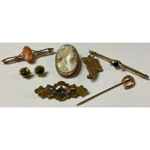 1188 - A 9ct rose gold bar brooch set with a central carved shell cameo, 3g; a 9ct gold bar brooch set with... 