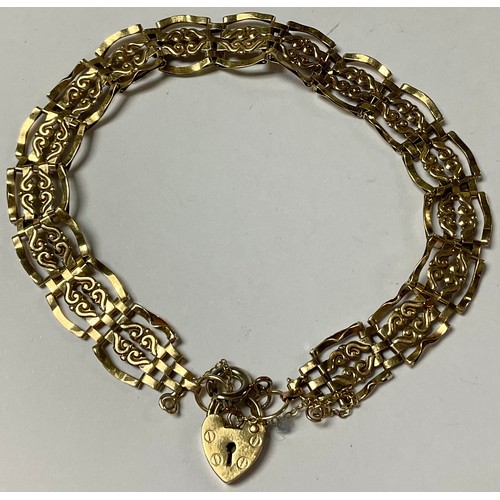 1189 - A 9ct gold gate link bracelet, love heart clasp, marked 375, 6.9g