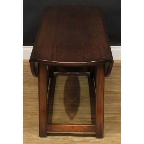 807 - A mahogany 'wake table' design mahogany low sitting room coffee table, 53cm high, 152cm long, 46cm o... 