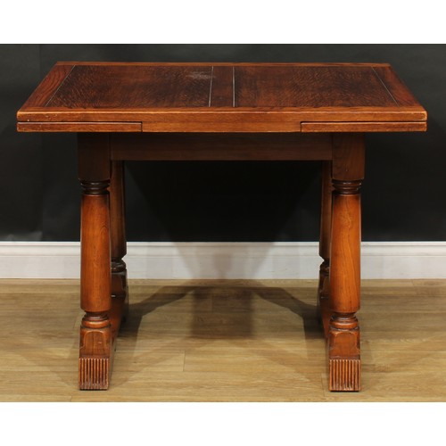 809 - An Art Deco oak draw-leaf dining table, 74cm high, 99cm opening to 159.5cm long, 83cm wide