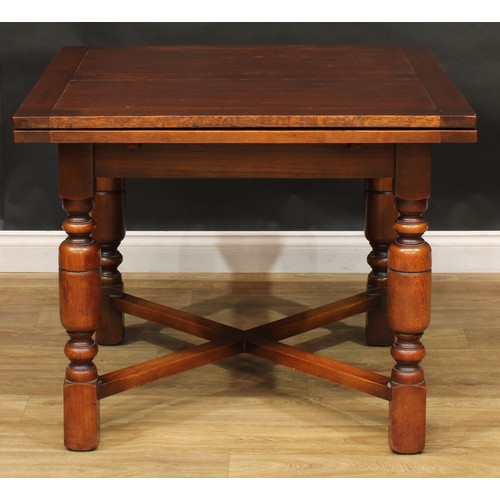 811 - An early 20th century oak draw-leaf dining table, 74cm high, 91cm opening to 152cm long, 91cm wide