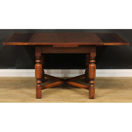 811 - An early 20th century oak draw-leaf dining table, 74cm high, 91cm opening to 152cm long, 91cm wide