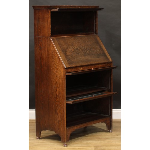 814 - An early 20th century oak Globe Wernicke type lead glazed bureau bookcase, 139.5cm high, 80cm wide, ... 