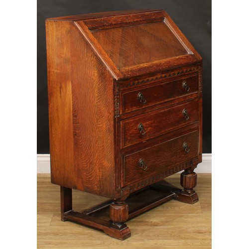 816 - An early 20th century oak bureau, 103cm high, 75cm wide, 43cm deep, c.1930