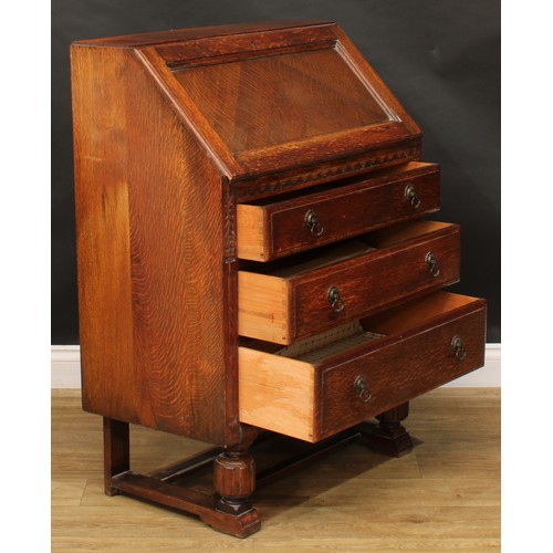 816 - An early 20th century oak bureau, 103cm high, 75cm wide, 43cm deep, c.1930