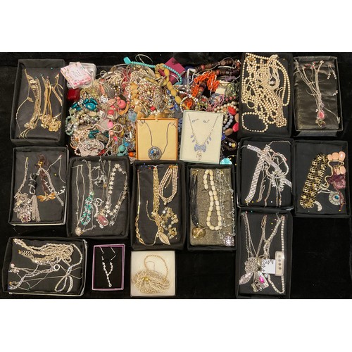 1220 - Costume Jewellery - a quantity of costume jewellery including necklaces, bangles, bracelets, brooche... 