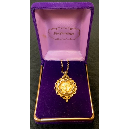 419 - A George V half sovereign pendant necklace, 1912, unmarked yellow metal mount and chain, 13.6g gross