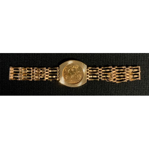 426 - An Elizabeth II half sovereign gate bracelet, 1982, 9ct gold mount, padlock clasp, 10.7g