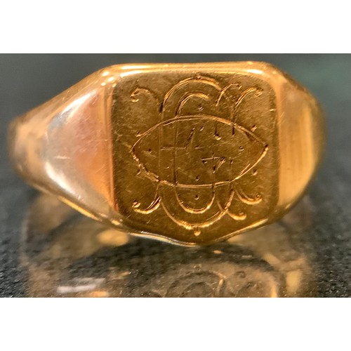 438 - An 18ct gold shield top signet ring, Birmingham 1904, size S, 5.5g gross