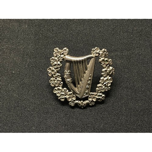 5101 - Victorian British Irish Regiment officers collar dog featuring a Harp within a Shamrock wreath. 40mm... 