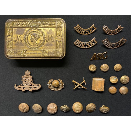 5145 - WW1 British Princess Mary's Gift Tin along with a pair of Dorset Regt brass shoulder titles and sing... 