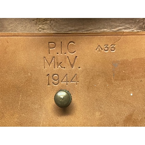5188 - WW2 British PIC MkV Level complete in original leather case dated 1944.