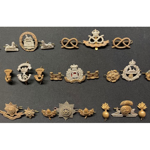 5192 - WW2 British Cap Badges together with matching Collar Dogs to include: Border Regt: Devonshire Regt: ... 