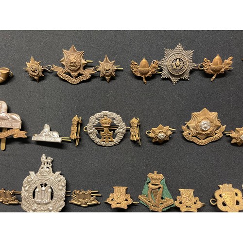 5192 - WW2 British Cap Badges together with matching Collar Dogs to include: Border Regt: Devonshire Regt: ... 