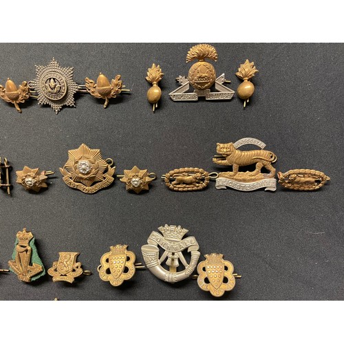 5192 - WW2 British Cap Badges together with matching Collar Dogs to include: Border Regt: Devonshire Regt: ... 