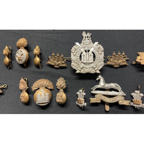 5192 - WW2 British Cap Badges together with matching Collar Dogs to include: Border Regt: Devonshire Regt: ... 