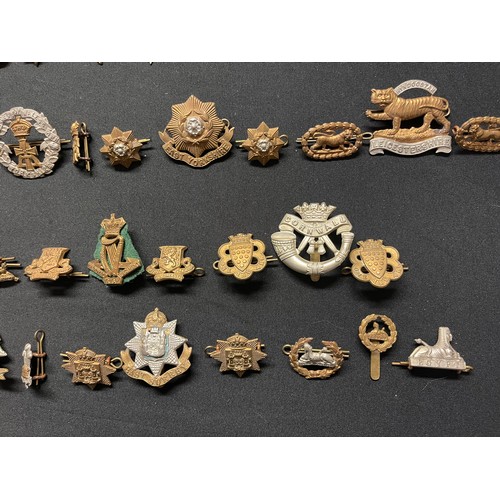 5192 - WW2 British Cap Badges together with matching Collar Dogs to include: Border Regt: Devonshire Regt: ... 