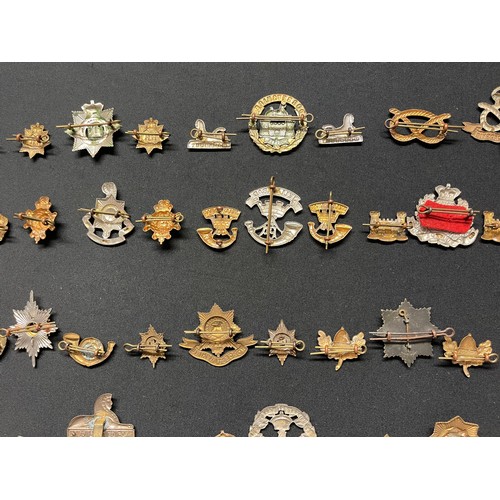 5192 - WW2 British Cap Badges together with matching Collar Dogs to include: Border Regt: Devonshire Regt: ... 