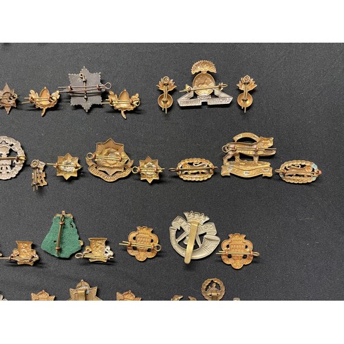 5192 - WW2 British Cap Badges together with matching Collar Dogs to include: Border Regt: Devonshire Regt: ... 