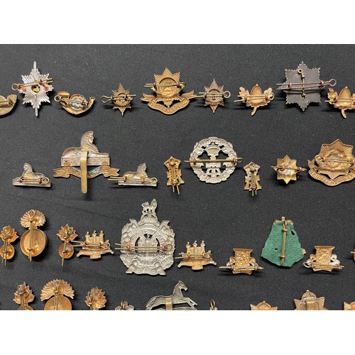 5192 - WW2 British Cap Badges together with matching Collar Dogs to include: Border Regt: Devonshire Regt: ... 