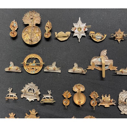 5192 - WW2 British Cap Badges together with matching Collar Dogs to include: Border Regt: Devonshire Regt: ... 