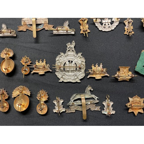 5192 - WW2 British Cap Badges together with matching Collar Dogs to include: Border Regt: Devonshire Regt: ... 