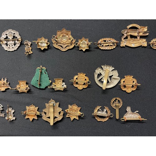 5192 - WW2 British Cap Badges together with matching Collar Dogs to include: Border Regt: Devonshire Regt: ... 