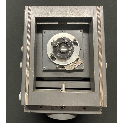 5216 - WW2 British RAF S.I. Mark II Ground Camera Ref No.14A/2260. Complete in original case of issue. Made... 