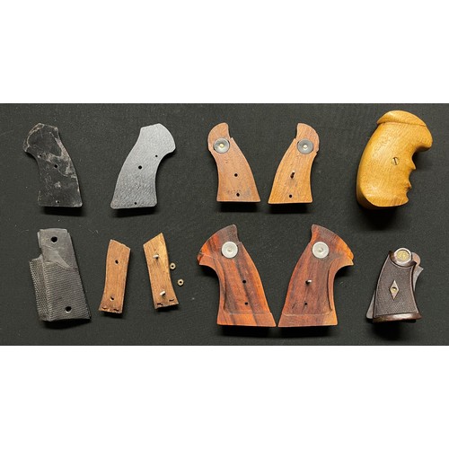 5320 - Pistol Grips: Pair of WW2 British bakelite grips for a .38 Webley Revolver: Pair of grips for a Smit... 