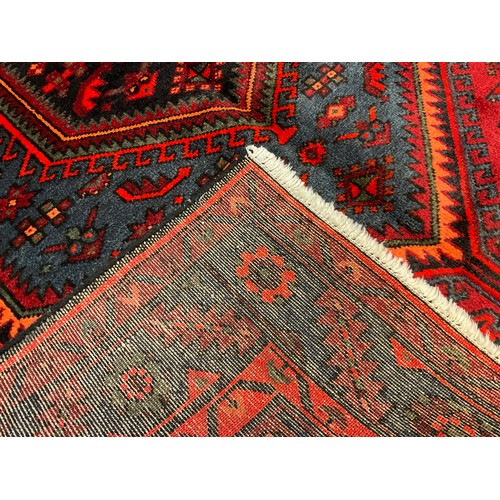 66 - A North West Persian Zanjan rug / carpet, hand-knotted in rich tones of red, burgundy, and blue, hex... 