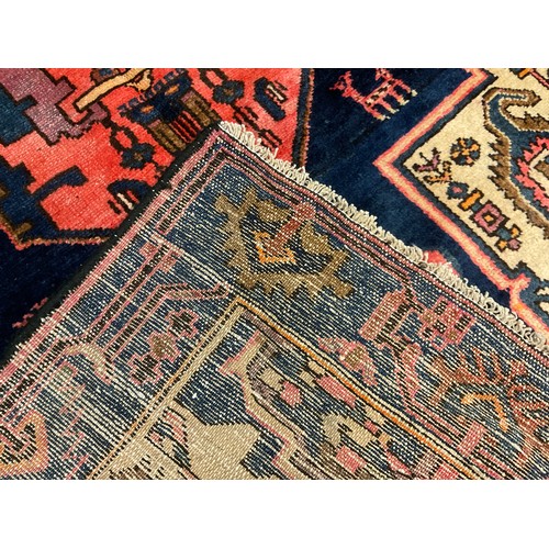 71 - A North West Persian Viz rug / carpet hand-knotted in tones of red, cream, and deep blue, large cent... 