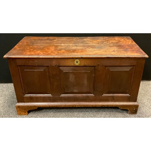 99 - A George III three-panel oak and elm blanket chest / coffer, 59cm high x 109cm wide x 50cm deep.