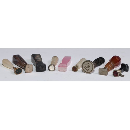 3640 - Sigillography - a collection of desk seals, mostly agate, various matrices (9)