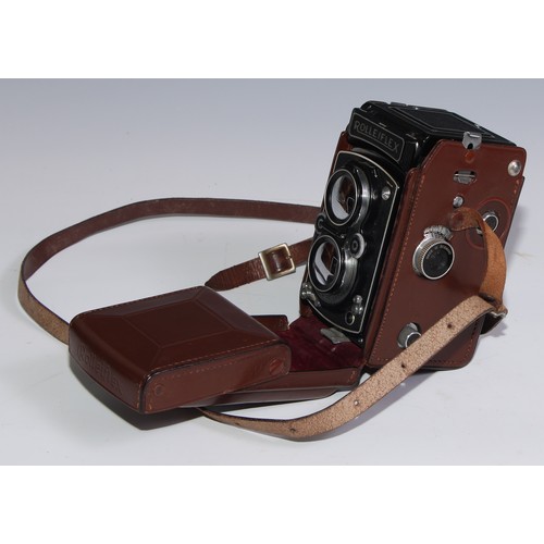 3750 - Photography - a Rolleiflex twin lens camera, Synchro Compur, serial number 1421042, leather case