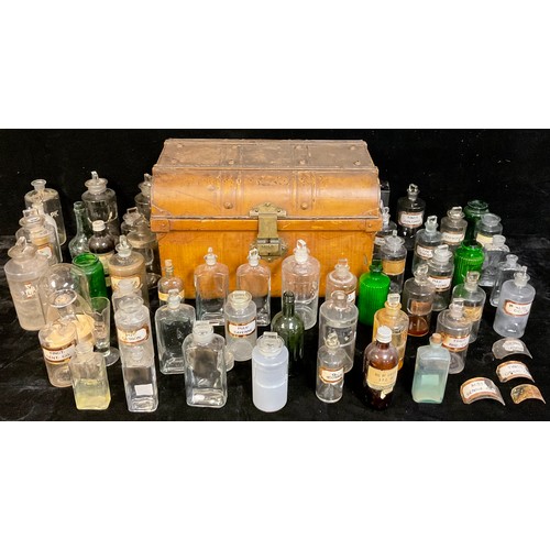 3622 - Medical Pharmaceutical Interest - a collection chemist's/apothecary bottles, clear glass with assort... 