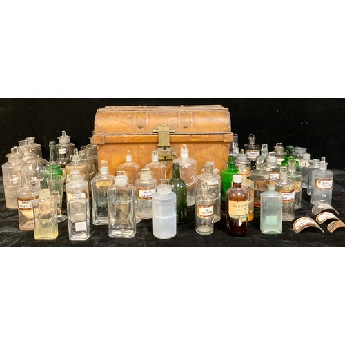 3622 - Medical Pharmaceutical Interest - a collection chemist's/apothecary bottles, clear glass with assort... 